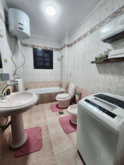 Near Pyramids, King Bedrooms And A 60inch Smart Tv.