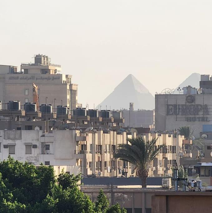Near Pyramids, King Bedrooms And A 60inch Smart Tv. Apartment Cairo