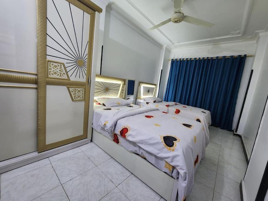 Near Pyramids, King Bedrooms And A 60inch Smart Tv. Apartment