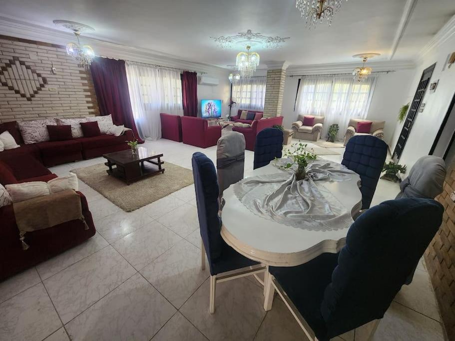 Near Pyramids, King Bedrooms And A 60inch Smart Tv. Apartment