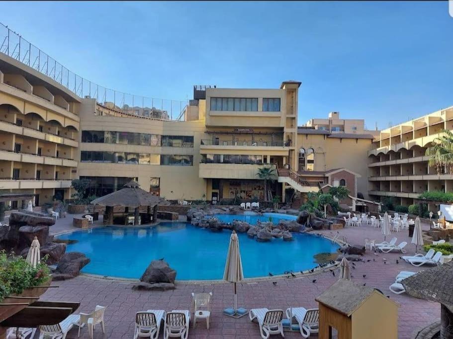 Near Pyramids, King Bedrooms And A 60inch Smart Tv. *