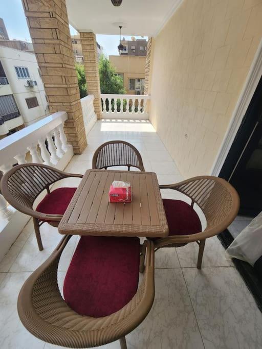 Near Pyramids, King Bedrooms And A 60inch Smart Tv. Apartment *